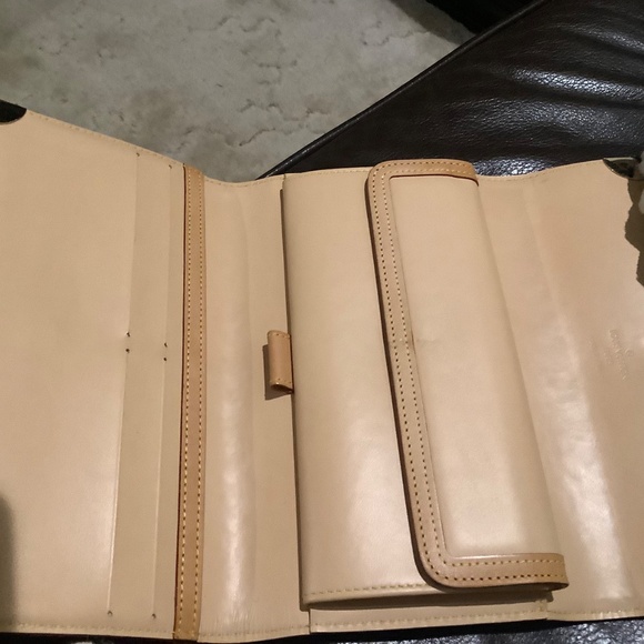 Louie Vuitton - Picture 2 of 2